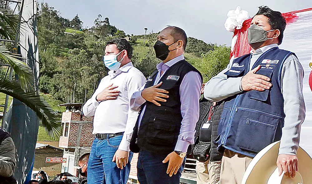 Patria chica. El alcalde de Anguía, Nenil Medina, recibe en su pueblo al presidente Castillo. Foto: SEPRES