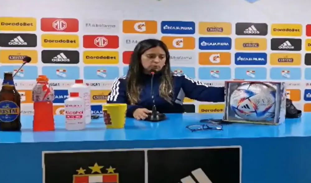 Romina Antoniazzi en la conferencia de Cristal. Foto: captura Cristal TV.