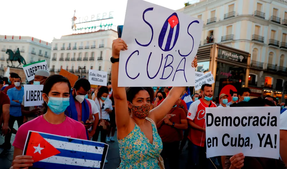 A gritos de "libertad", "abajo la dictadura" y "patria y vida" miles de cubanos se lanzaron a las calles el domingo 11 de julio de 2021. Foto: EFE