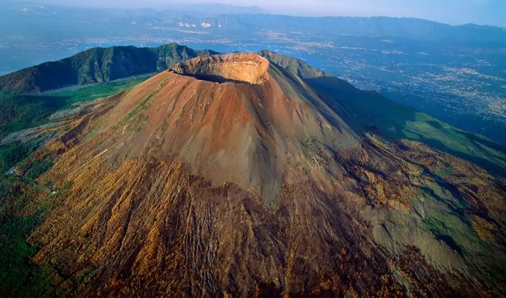 El hombre se salvó milagrosamente de las lesiones tras caer en el cráter del volcán más famoso del mundo, pero necesitó una gran operación de decenas de socorristas para sacarlo. Foto: DailyStar El hombre se salvó milagrosamente de las lesiones tras caer en el cráter del volcán más famoso del mundo, pero necesitó una gran operación de decenas de socorristas para sacarlo. Foto: DailyStar