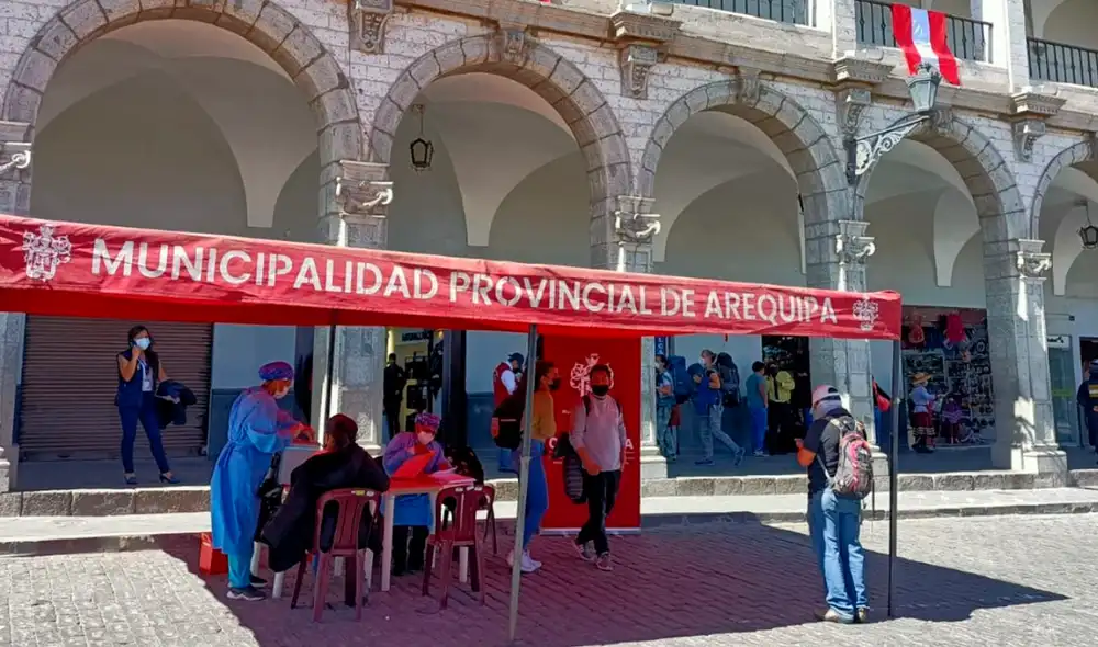 Este lunes en horas de la mañana se aplicaron 30 dosis. Foto: Andina Este lunes en horas de la mañana se aplicaron 30 dosis. Foto: Andina