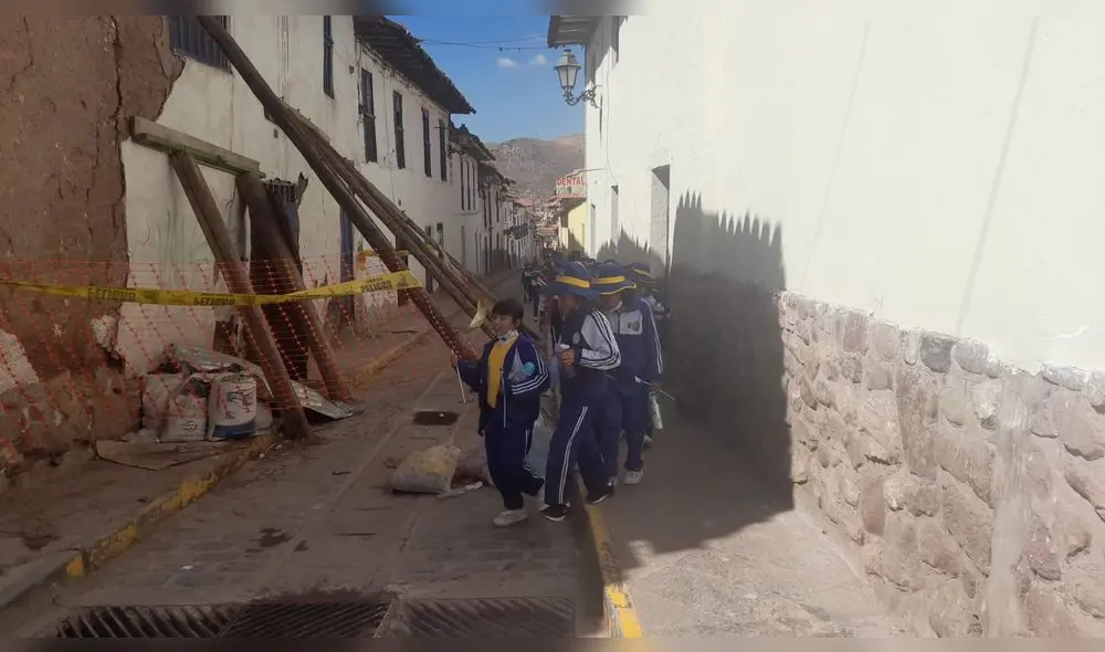 Los escolares tienen que sortear los pesados troncos que sostienen la deteriorada vivienda de adobe que data de época republicana. Foto: Luis Álvarez/La República