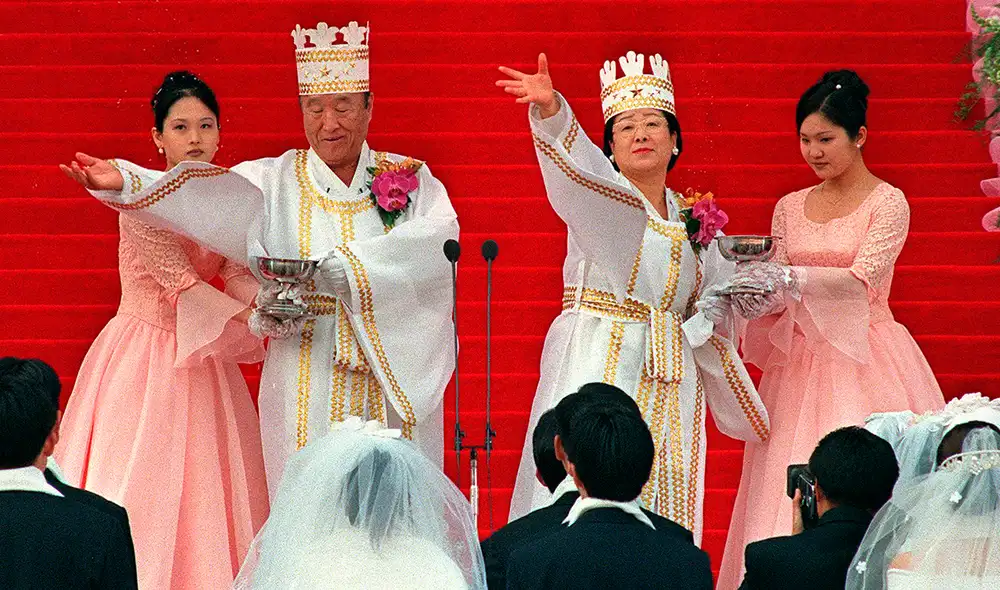 El fundador de la misteriosa secta Moon en una de las multitudinarias bodas que celebraban. Foto: AFP