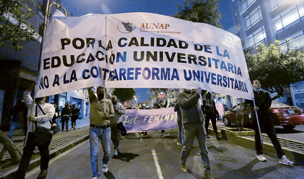 Protesta. Los estudiantes, a quienes el Congreso no ha querido escuchar, se han manifestado en las calles en contra del regreso a los tiempos de la ANR. Foto: Gerardo Marín/La República