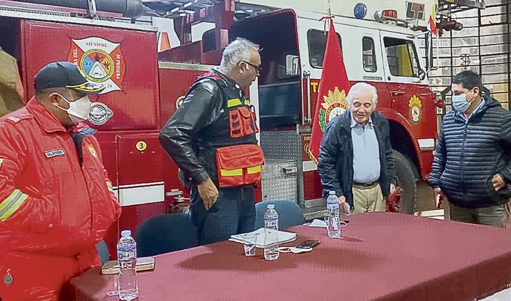 Con ellos. Woodman (segundo de la derecha) dirige el patronato de apoyo a bomberos. Foto: difusión Con ellos. Woodman (segundo de la derecha) dirige el patronato de apoyo a bomberos. Foto: difusión