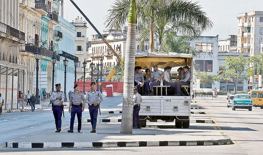 Plaza tomada. La policía se instaló en la zona céntrica de la capital para evitar protestas. Foto: difusión Plaza tomada. La policía se instaló en la zona céntrica de la capital para evitar protestas. Foto: difusión