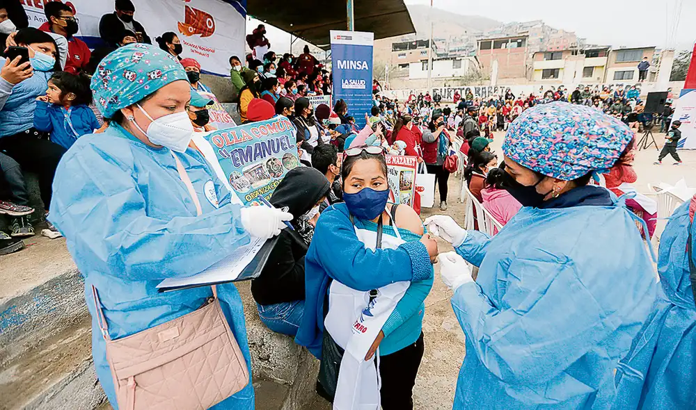 Protegidos. Cientos de personas, entre dirigentes y usuarios de las ollas comunes, completaron su esquema de vacunación. Foto: Minsa