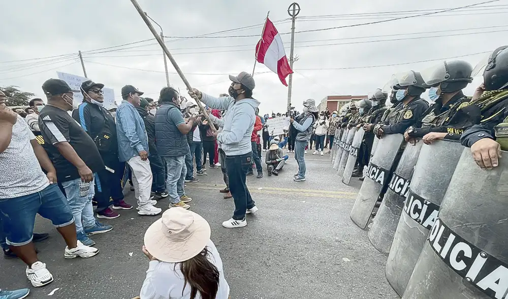 Aguas agitadas. En el norte del país, decenas de pescadores se manifestaron contra una ley que, en suma, protege al recurso y con ello su área de trabajo. Aguas agitadas. En el norte del país, decenas de pescadores se manifestaron contra una ley que, en suma, protege al recurso y con ello su área de trabajo.