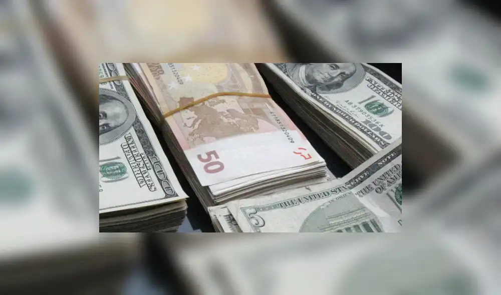 Los expertos consideran que las recientes subidas de tipos de interés de la Reserva Federal de Estados Unidos (Fed) han fortalecido al dólar y favorecido que los inversores se refugien en esta divisa. Foto: EFE