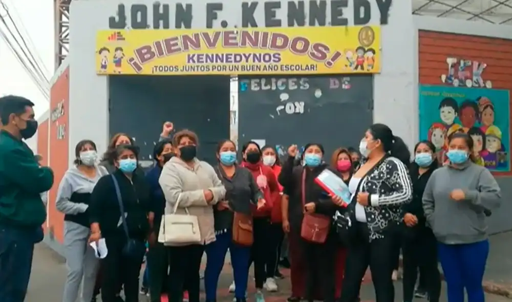 Padres de familia se concentraron en los exteriores de la institución educativa. Foto: captura de Latina Noticias