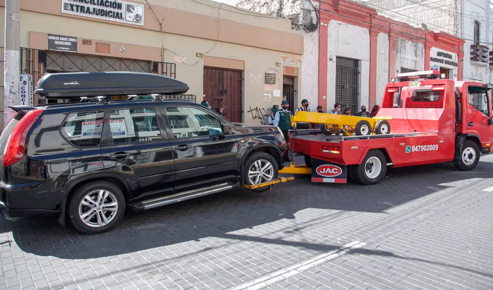 Las grúas retiraron vehículos de zonas rígidas del Centro Histórico. Foto: Rodrigo Talavera/ La República