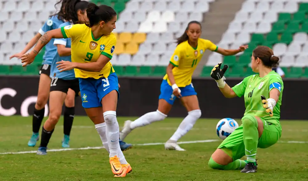 Debinha y Adriana fueron las autoras de los goles de Brasil. Foto: AFP Debinha y Adriana fueron las autoras de los goles de Brasil. Foto: AFP