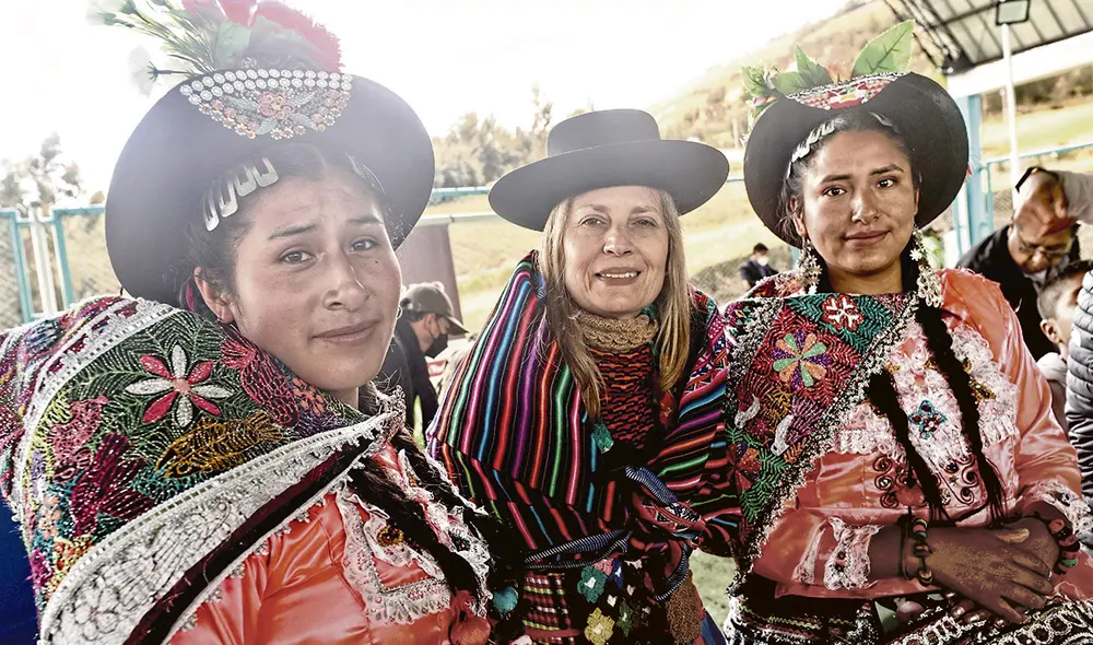 De visita. Maricarmen Alva estuvo en la región Huancavelica en mayo, como parte de sus actividades parlamentarias, y se presentó como se muestra en la foto. Foto: difusión