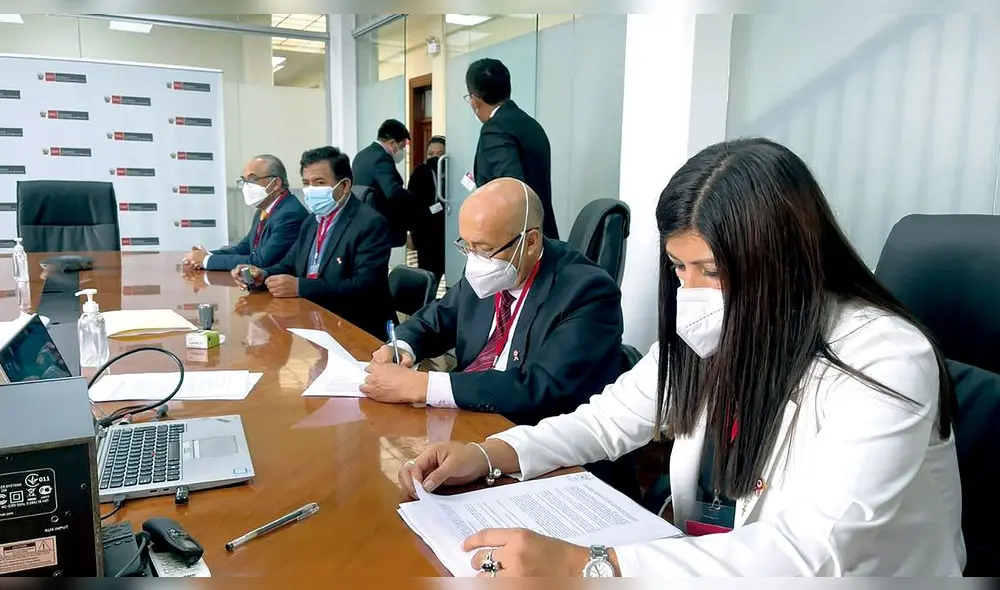 De la noche a la mañana. Ayer se firmó adenda 13 de Majes II en Lima, tras varios días de tenso diálogo en Arequipa entre las partes. Foto: La República De la noche a la mañana. Ayer se firmó adenda 13 de Majes II en Lima, tras varios días de tenso diálogo en Arequipa entre las partes. Foto: La República