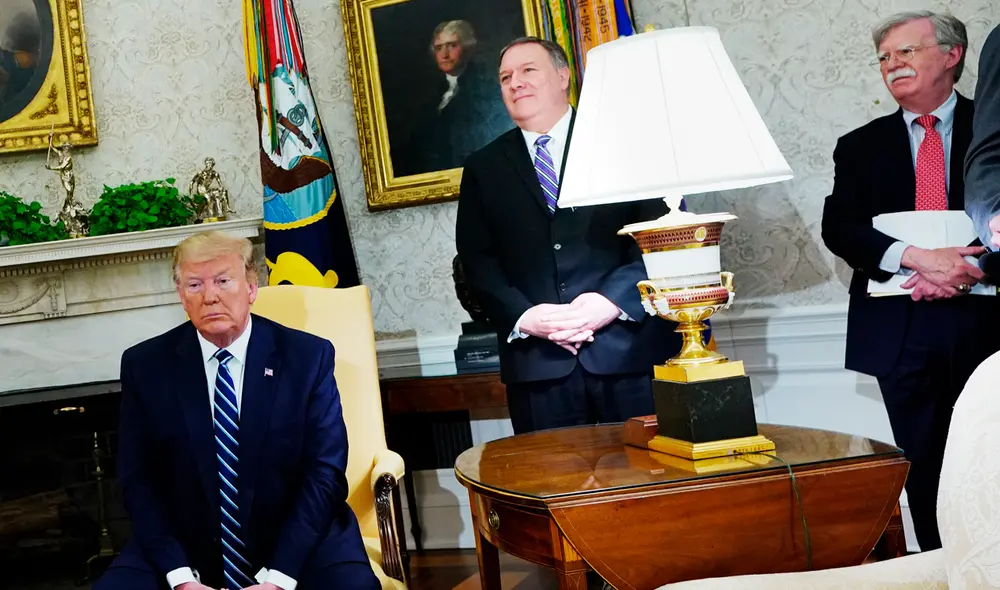 Donald Trump (izquierda), Mike Pompeo (centro) y el exasesor de seguridad nacional, John Bolton (derecha), en una reunión en la Casa Blanca en 2019. Foto: AFP Donald Trump (izquierda), Mike Pompeo (centro) y el exasesor de seguridad nacional, John Bolton (derecha), en una reunión en la Casa Blanca en 2019. Foto: AFP