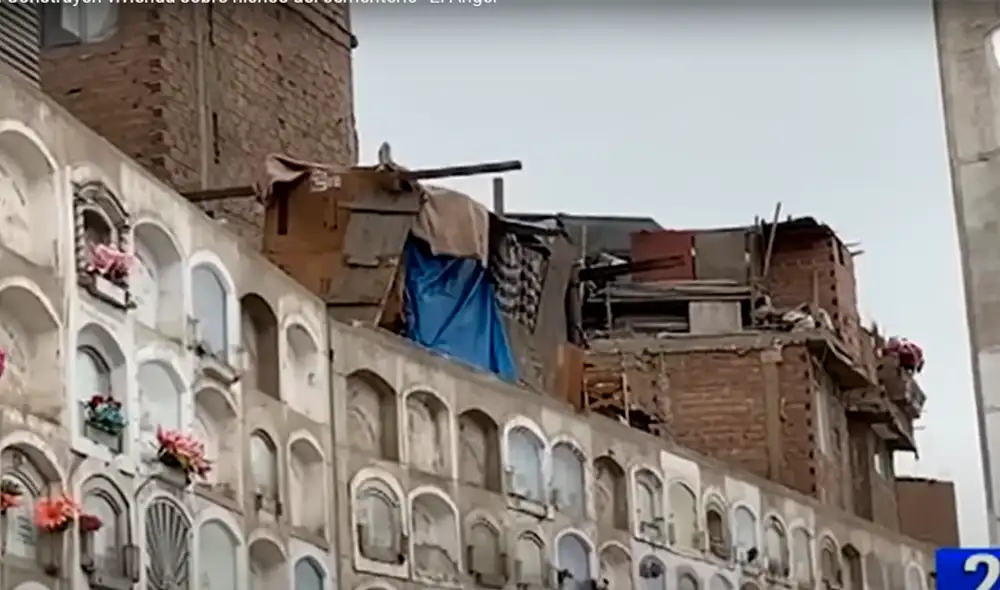 invasores de terrenos construyeron una vivienda precaria sobre un nicho. Foto captura Panamericana
