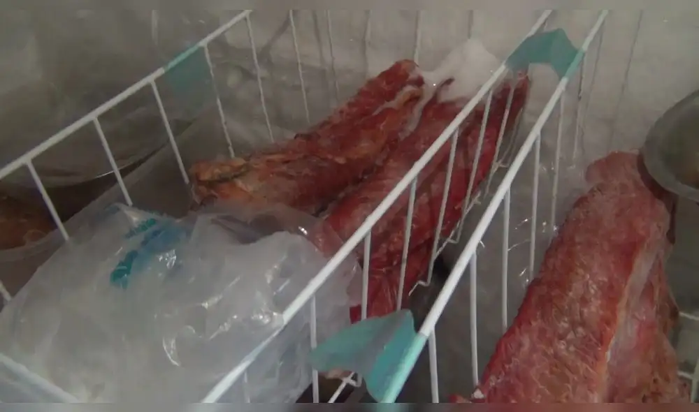 Personal reportó la presencia de alimentos en descomposición dentro del chifa. Foto: Municipalidad SJM Personal reportó la presencia de alimentos en descomposición dentro del chifa. Foto: Municipalidad SJM