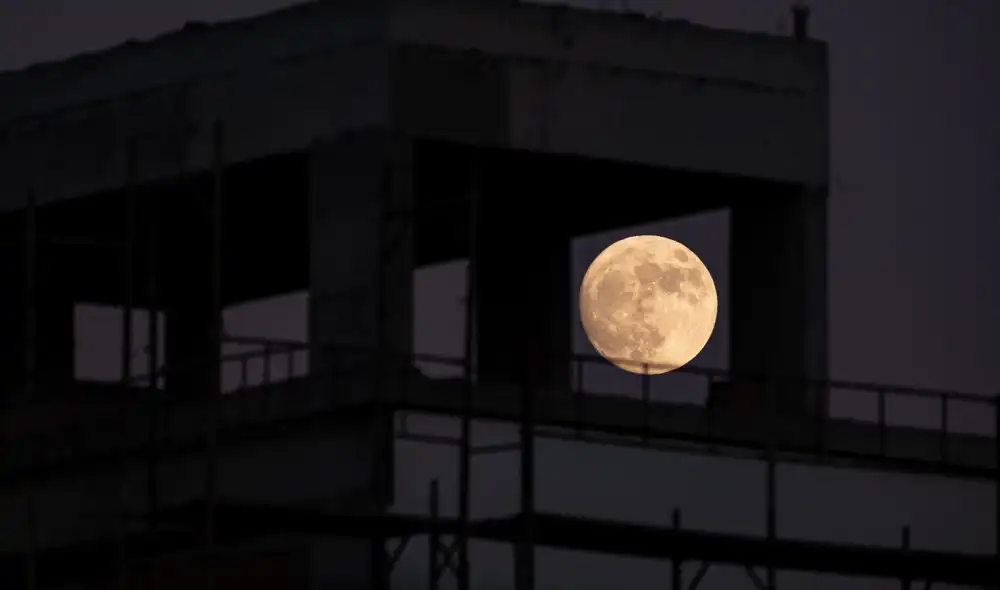 Nuestro satélite natural alcanzó hoy su fase de luna llena. Pero, por coincidir con su mayor cercanía con la Tierra, originará una superluna. Foto: AFP