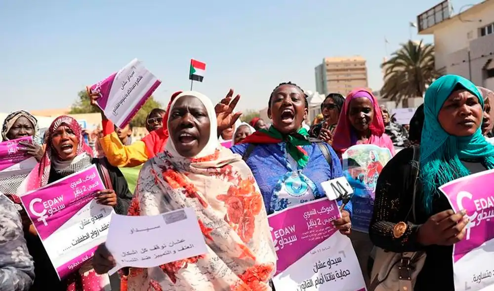 Mujeres manifestándose en favor de la igualdad salarial y para la abolición de las leyes discriminatorias contra las mujeres en Sudán, en enero de 2020. Foto: EFE