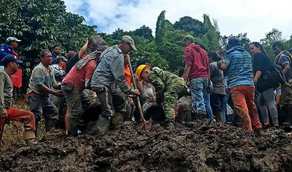 El alud de tierra fue provocado por las fuertes lluvias que se registran en la zona. Foto: AFP El alud de tierra fue provocado por las fuertes lluvias que se registran en la zona. Foto: AFP