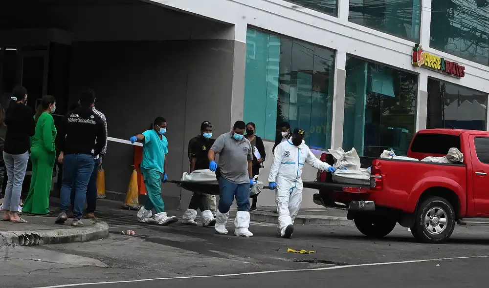 Elementos de Investigación Criminal y Policía Nacional trasladan los cadáveres de la escena del crimen. Foto: AFP Elementos de Investigación Criminal y Policía Nacional trasladan los cadáveres de la escena del crimen. Foto: AFP