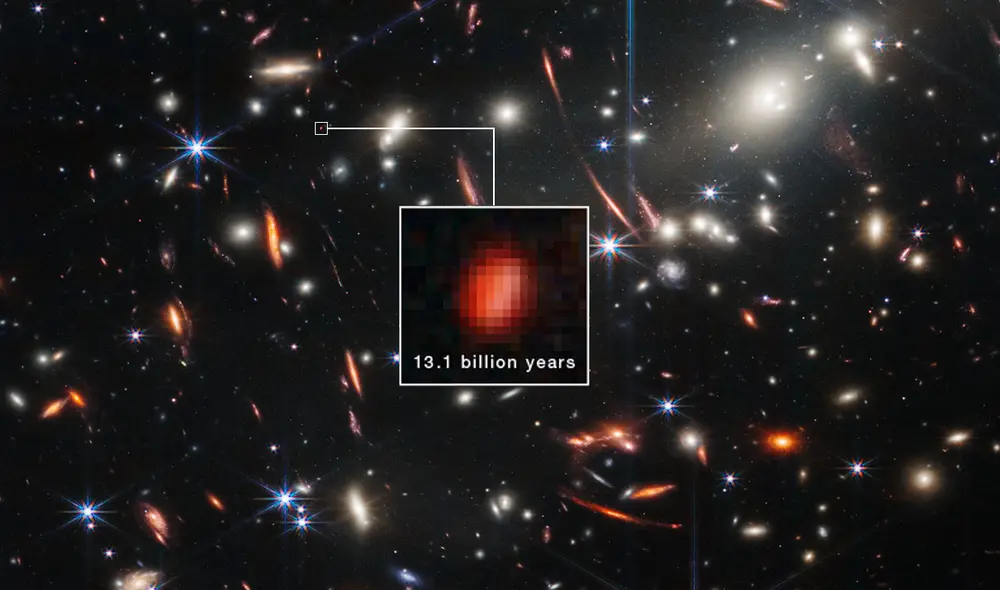 Una galaxia de 13.100 millones de años es revelada por un efecto de la gravedad en la imagen tomada por el telescopio James Webb. Foto: NASA