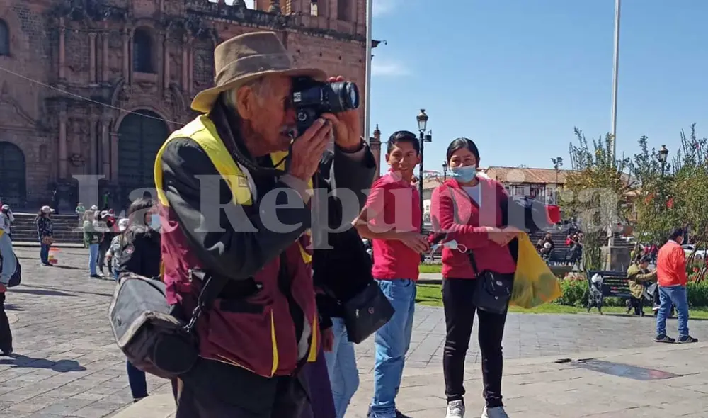 Cada día y como hace 70 años, Serapio Vargas sale a trabajar en la Plaza del Cusco. Foto: Alexander Flores / La República Cada día y como hace 70 años, Serapio Vargas sale a trabajar en la Plaza del Cusco. Foto: Alexander Flores / La República