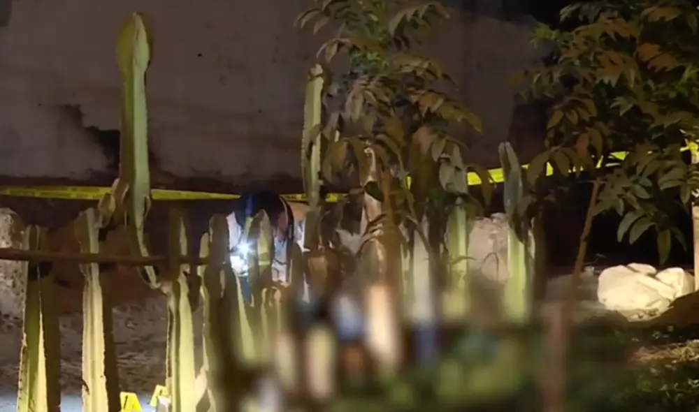 Peritos de criminalística llegaron hasta la escena del crimen para recoger evidencia.  Foto: captura/América TV