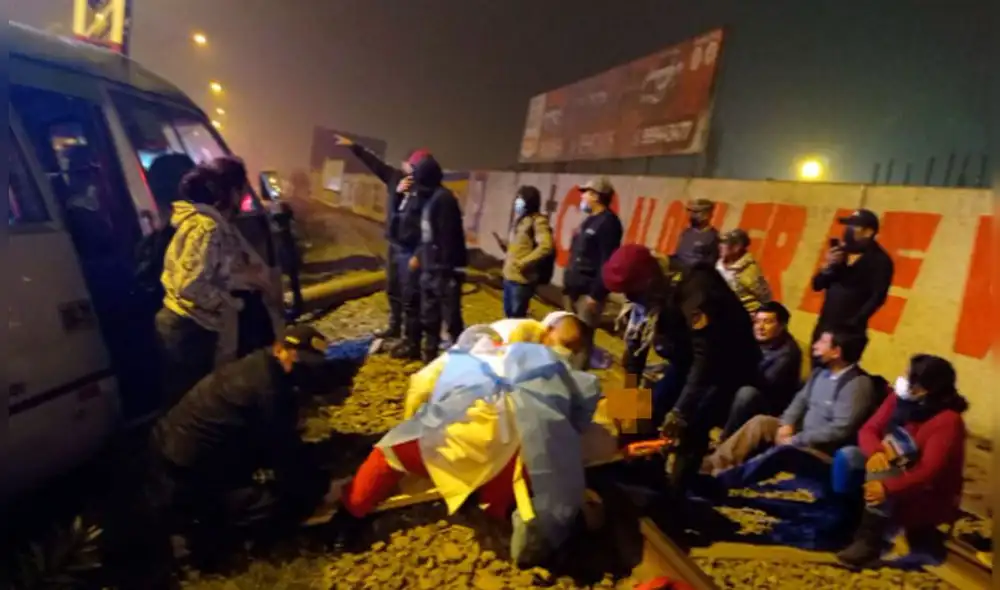 Chofer tuvo que ser trasladado de emergencia al hospital de Vitarte. Foto: Deysi Portuguez / URPI - LR