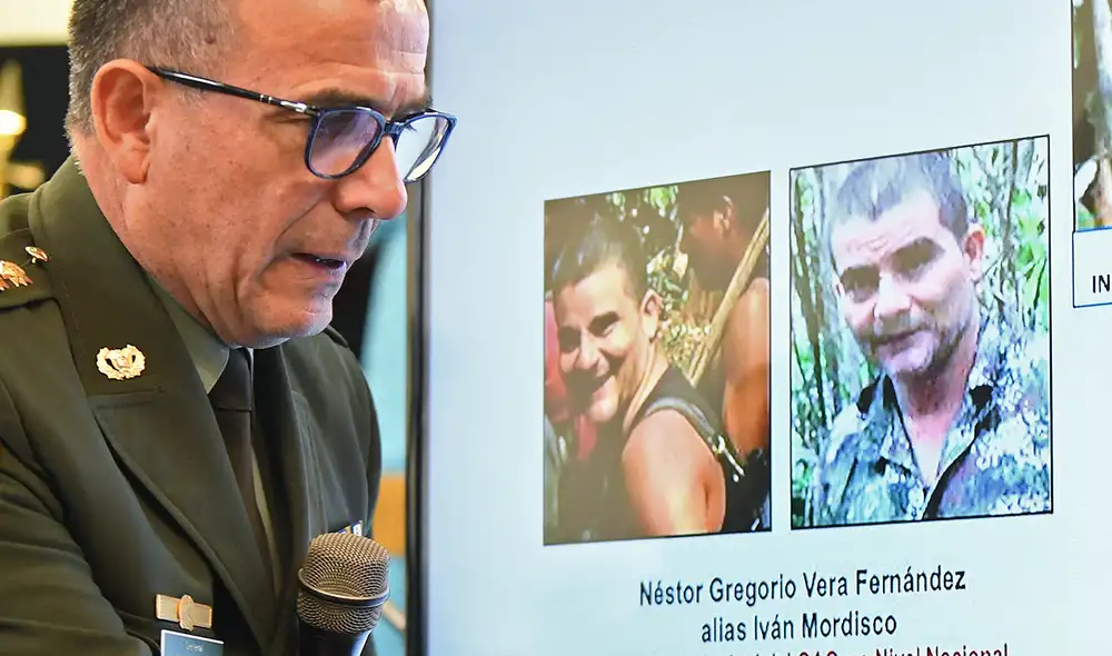 El comandante de la policía colombiana, Jorge Luis Vargas, hace una presentación sobre el asesinato, Néstor Vera, alias Iván Mordisco. Foto: AFP El comandante de la policía colombiana, Jorge Luis Vargas, hace una presentación sobre el asesinato, Néstor Vera, alias Iván Mordisco. Foto: AFP