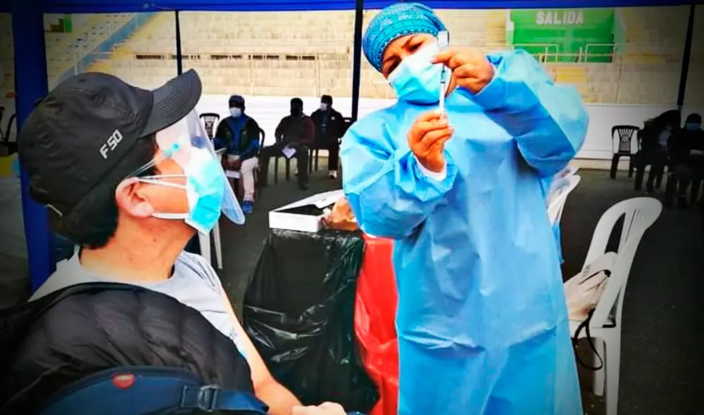 La vacuna contra la COVID-19 sigue siendo importante ante la nueva ola de casos. Foto: composición LR/Andina