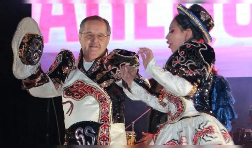 Marco Falconi participó con un baile de saya acompañado de una señorita. Foto: Cortesía de Tv Mundo Arequipa