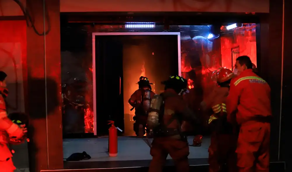 La compañía de bomberos, personal de serenazgo y PNP se trasladaron al lugar de los hechos. Foto: Clinton Medina La compañía de bomberos, personal de serenazgo y PNP se trasladaron al lugar de los hechos. Foto: Clinton Medina