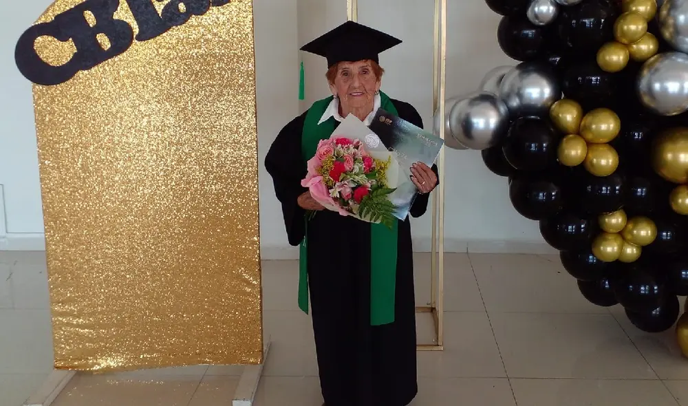 La mujer de 84 años culminó sus estudios en el Centro Bachillerato Tecnológico Agropecuario (CBTA). Foto: Facebook/El Tiempo La mujer de 84 años culminó sus estudios en el Centro Bachillerato Tecnológico Agropecuario (CBTA). Foto: Facebook/El Tiempo