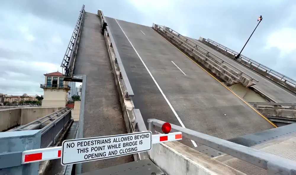 Carol Wright caminaba por la senda peatonal del puente Royal Park llevando su bicicleta agarrada con las manos. Foto: Celebrity Land