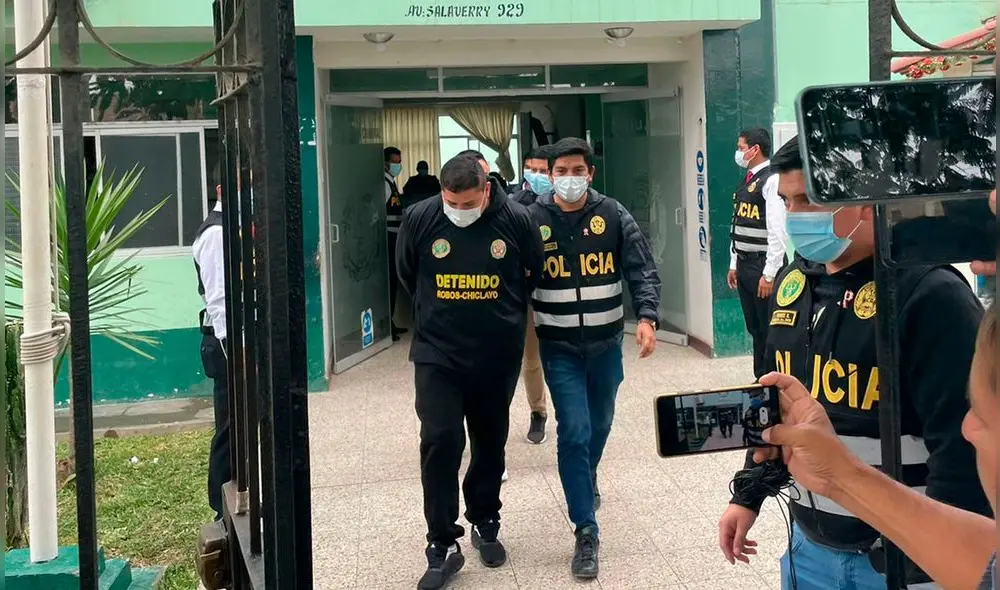 Los detenidos fueron traídos hasta la Divincri Chiclayo. Foto: Clinton Medina/La República Los detenidos fueron traídos hasta la Divincri Chiclayo. Foto: Clinton Medina/La República