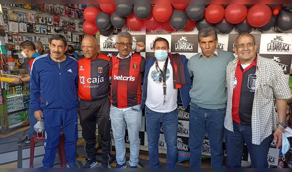 A la firma de autógrafos acudieron los exporteros Emilio "Che" Campana y Arnaldo Suclla, los hermanos Genaro y Ernesto Neyra y el exdefensa y capitán Raúl Obando. Foto: Wilder Pari/ URPI