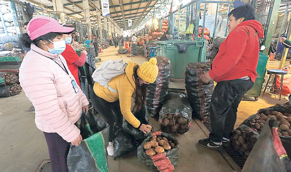 Cada lunes. Los comerciantes del mercado de Santa Anita donan sus productos para que miles de ollas comunes sigan alimentando a los más vulnerables. Foto: Félix Contreras/La República Cada lunes. Los comerciantes del mercado de Santa Anita donan sus productos para que miles de ollas comunes sigan alimentando a los más vulnerables. Foto: Félix Contreras/La República