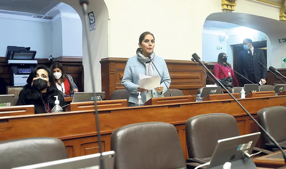 Patricia Juárez mira con angustia el momento de la votación del proyecto de bicameralidad que incluye la reelección de los congresistas. Al final se quedó con 71 votos. Necesita 87. Foto: difusión Patricia Juárez mira con angustia el momento de la votación del proyecto de bicameralidad que incluye la reelección de los congresistas. Al final se quedó con 71 votos. Necesita 87. Foto: difusión