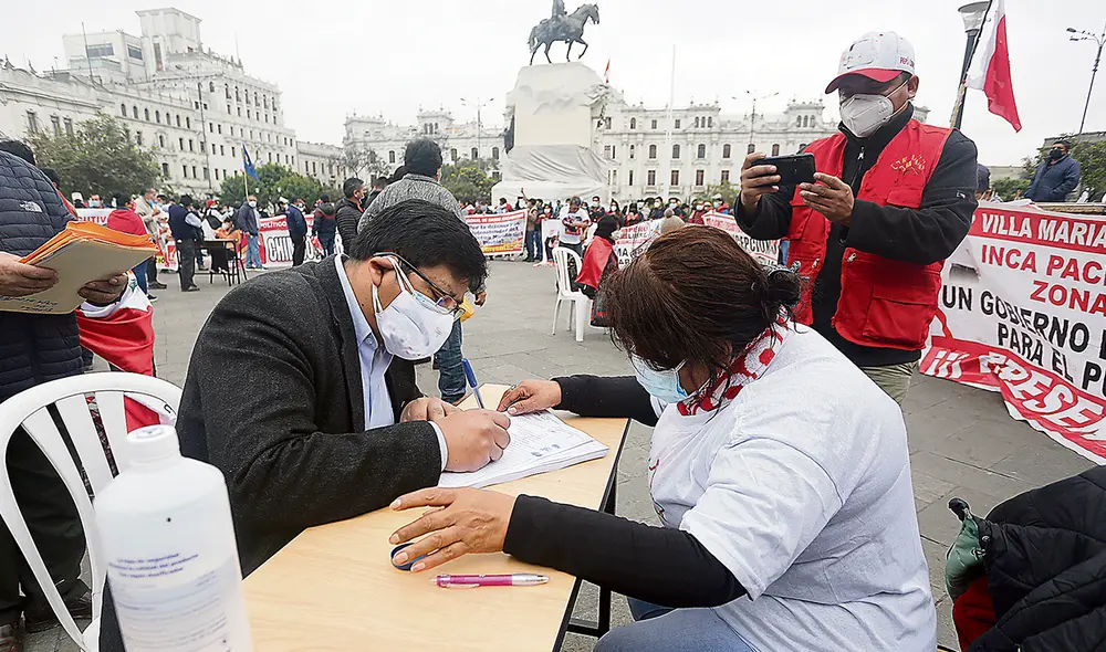 Acción ciudadana. El impulso a las reformas constitucionales para salir de la crisis en democracia requiere la amplia participación y movilización de los ciudadanos. Foto: Gerardo Marín/La República Acción ciudadana. El impulso a las reformas constitucionales para salir de la crisis en democracia requiere la amplia participación y movilización de los ciudadanos. Foto: Gerardo Marín/La República