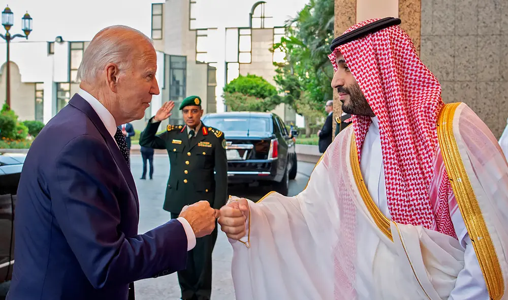 Al príncipe heredero de Arabia Saudita, Mohammed bin Salman (derecha), chocando los puños con el presidente de los Estados Unidos, Joe Biden. Foto: AFP