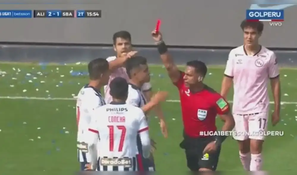 Criatian Benavente anotó el primer gol de Alianza Lima y luego fue expulsado. Foto: captura GolPerú