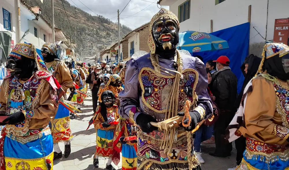 Los integrantes de las 19 comparsas acompañan la festividad. Foto: URPI/Luis Álvarez Los integrantes de las 19 comparsas acompañan la festividad. Foto: URPI/Luis Álvarez