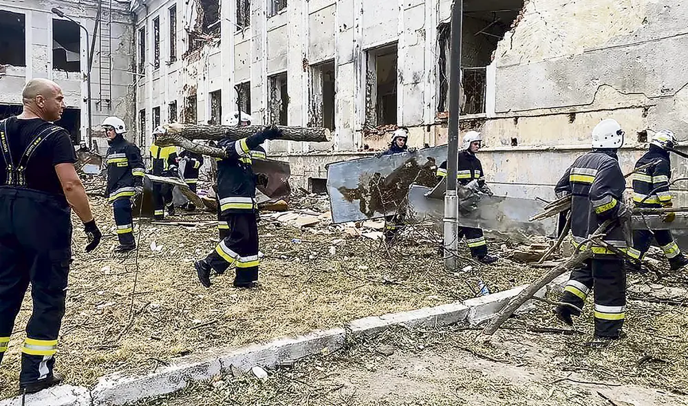 Cohetería. Bomberos y rescatistas trabajando en un edificio dañado por los misiles rusos en un bombardeo en Mykolaiv, en la región este de Ucrania. Foto: EFE Cohetería. Bomberos y rescatistas trabajando en un edificio dañado por los misiles rusos en un bombardeo en Mykolaiv, en la región este de Ucrania. Foto: EFE