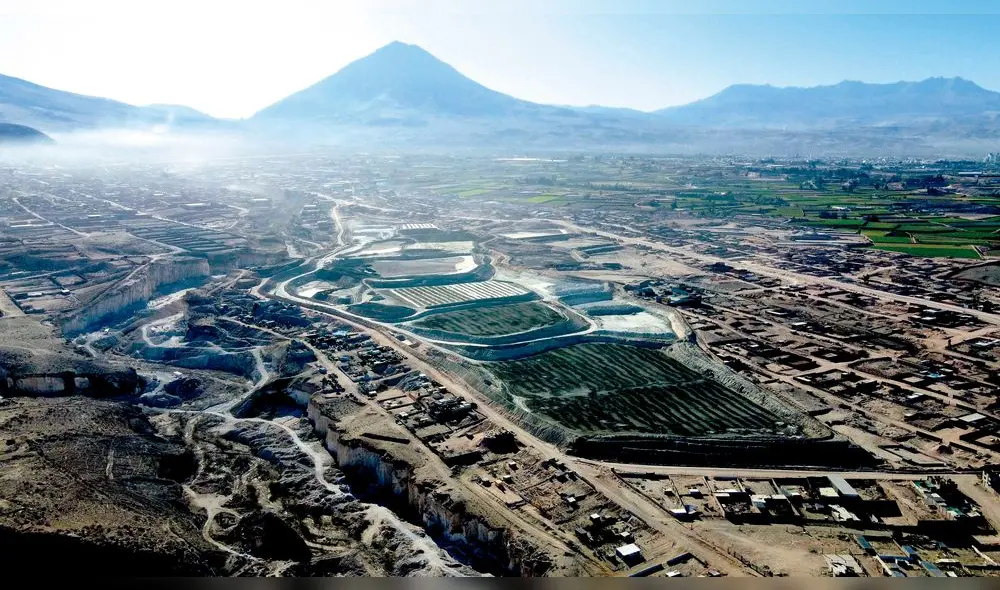 Peligro. Vista aérea Quebrada de Añashuayco, la cual se encuentra contaminada por las aguas negras que salen de las curtiembres las cuales no son tratadas. Peligro. Vista aérea Quebrada de Añashuayco, la cual se encuentra contaminada por las aguas negras que salen de las curtiembres las cuales no son tratadas.