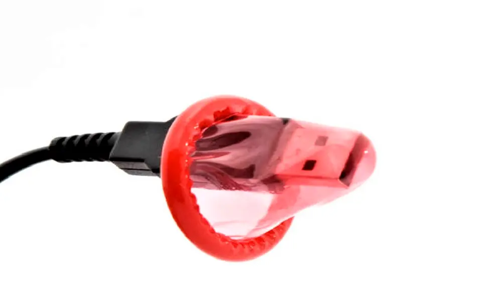 Los condones USB evitan que roben tu información o infecten tu smartphone con algún malware. Foto: Televisa