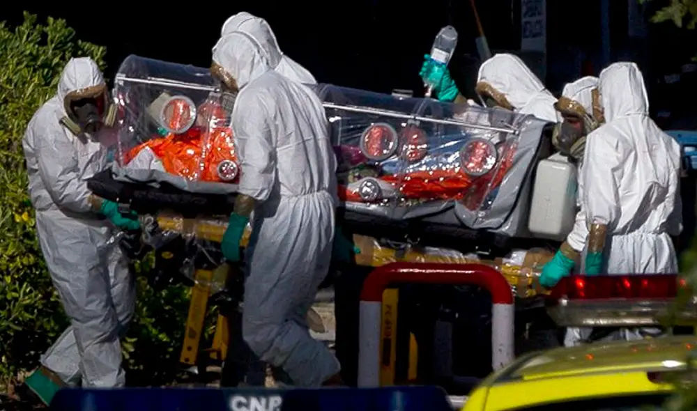 Trabajadores de salud con un paciente infectado por el virus de Marburgo. Foto: EPA