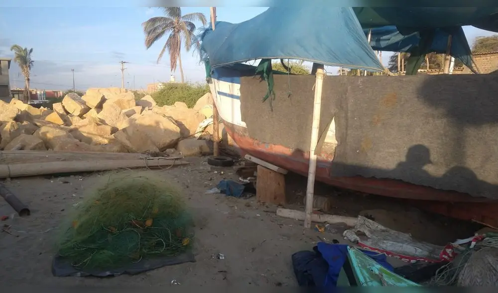 El enrocado en el balneario también perjudica las embarcaciones. Foto: La República El enrocado en el balneario también perjudica las embarcaciones. Foto: La República