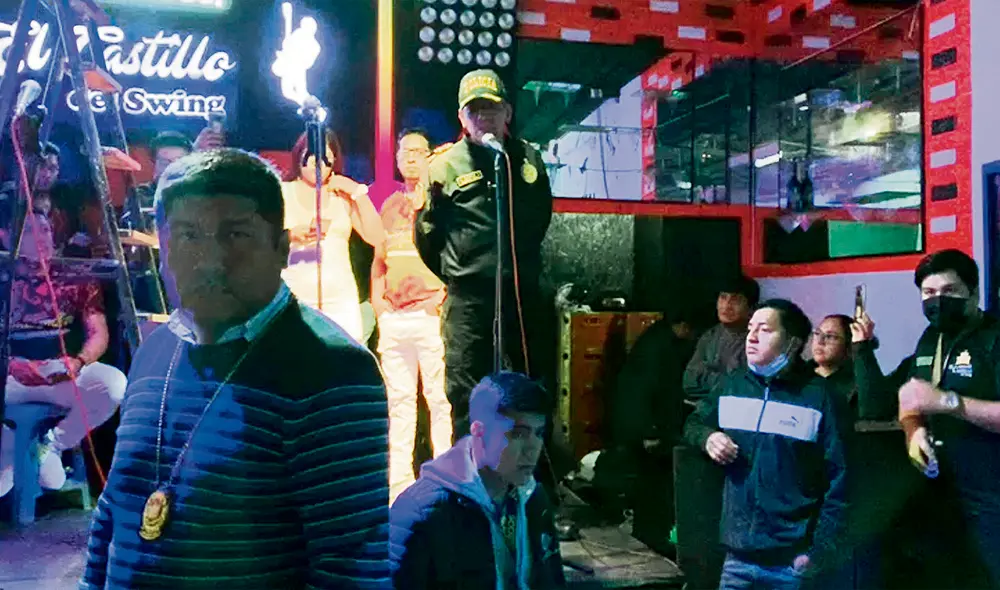 Vínculo. El general Max García durante un operativo en una discoteca en Chiclayo, junto con su brazo derecho, el suboficial Ray Velásquez (abajo, a la izquierda). Foto: difusión