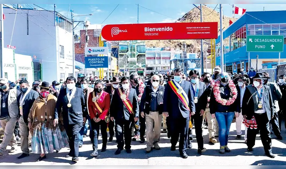 En Puno. Premier participó en ceremonia por aniversario de la localidad de Desaguadero. Foto: La República